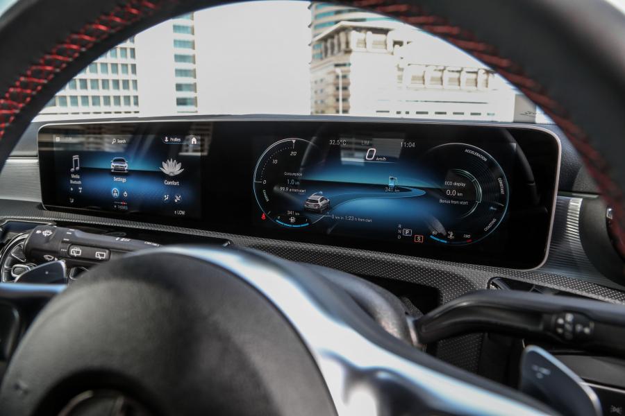 Панель приборов Mercedes-Benz A250 AMG Line (W177) 2018 года  (MY) (фото 19 из 24)